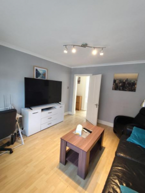 2 Bed Flat Near Station with Parking&Comgarden